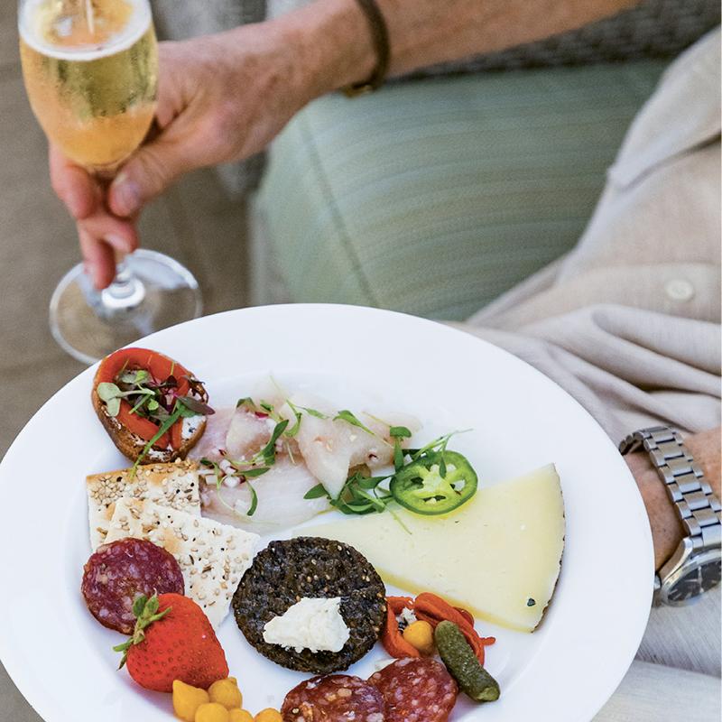 All-day snacks and beverages in the King’s Club lounge and terrace