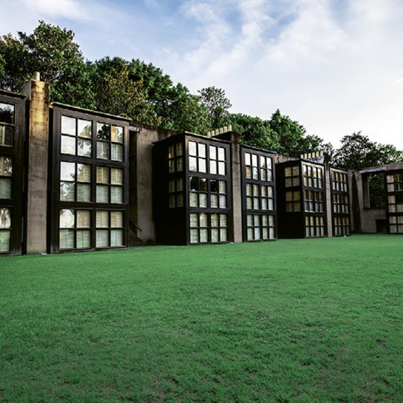 Designed by noted architect W.G. Clark, the 55-room inn sits on a bluff overlooking the river. 